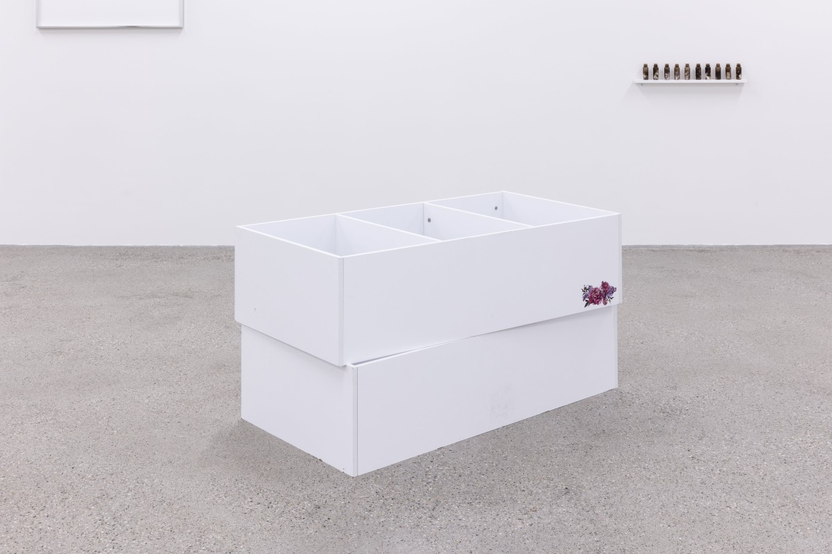 Tara Ulmann, <em>Disclaimer (Theory of Desire)</em>, étagères, tatouages éphémères,mine graphite, 60 x 30 x 115 cm, photo : Théo Dufloo.