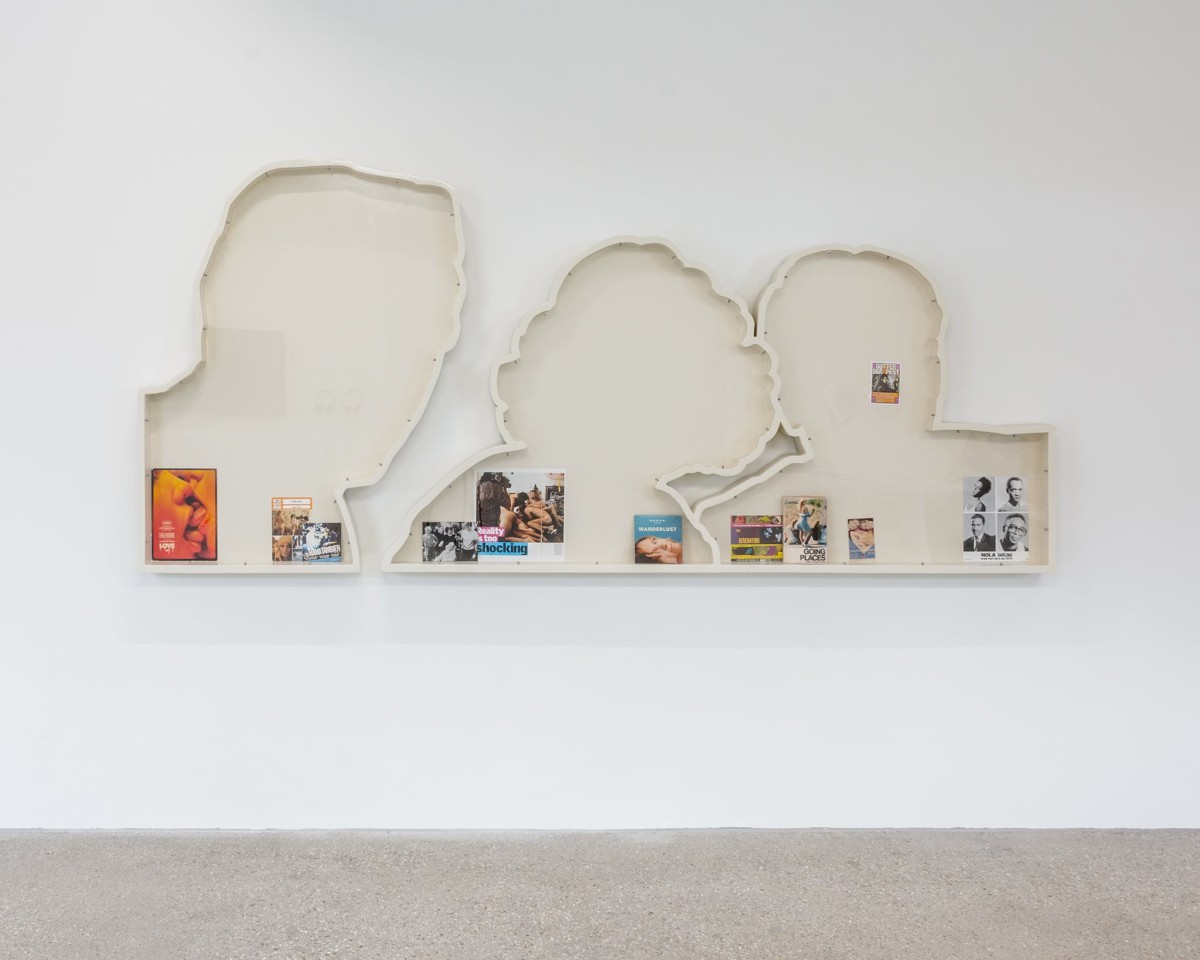 Joan Pallé, <em>Vitrine Design for living</em>, bois, papier, peinture synthétique et plexiglas, 300 x 150 cm x 8 cm, 2022, photo : Théo Dufloo.