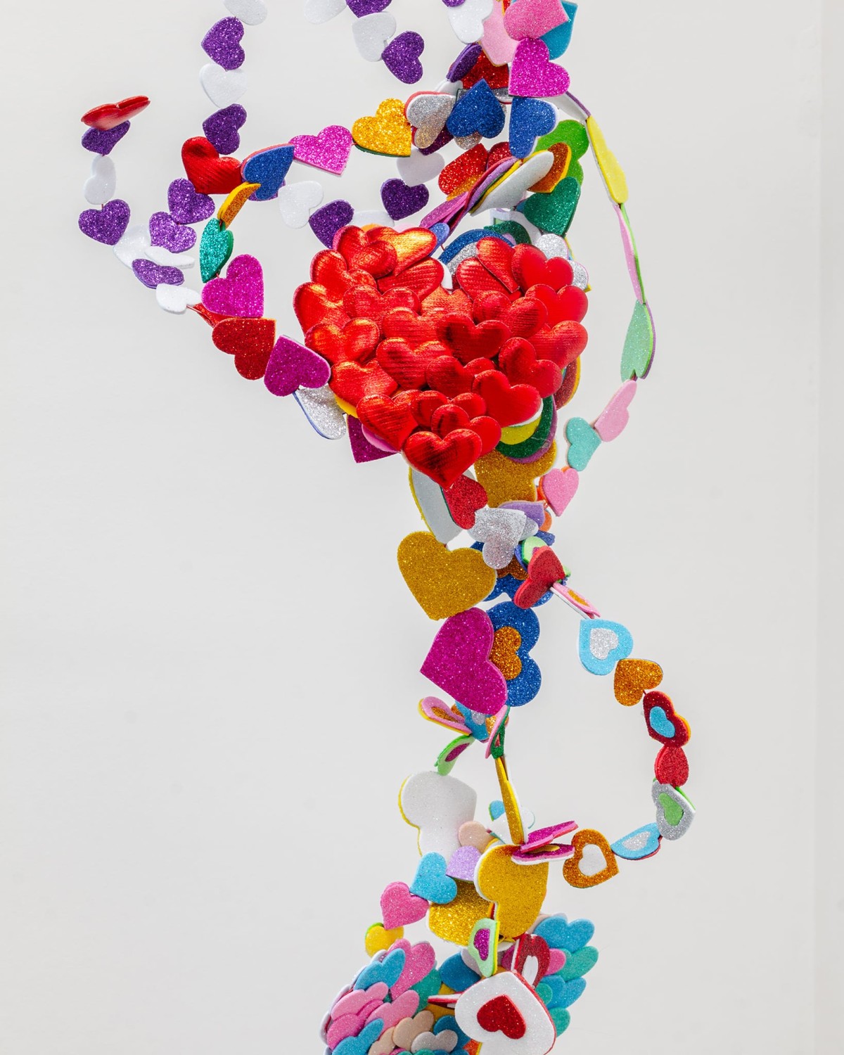 Marisabel Arias,<strong> </strong><em>I am only for you</em>, détail, paillettes microporeuses, crochet en aluminium, 240cm x 30cm x15cm, 2024, Lima, Pérou, photo : Théo Dufloo.