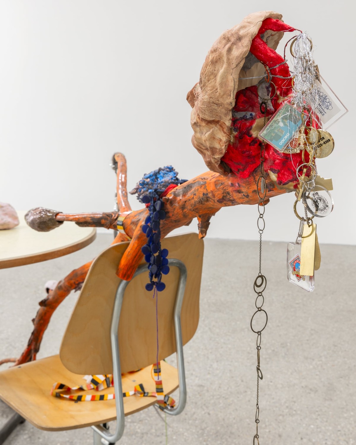 Yun Choi, <em>Psychics D</em>, détail, céramique émaillée, branche, argile, fil de fer, objets provenant d’une boutique de charité à Lausanne, meubles empruntés, 2023, photo : Théo Dufloo.