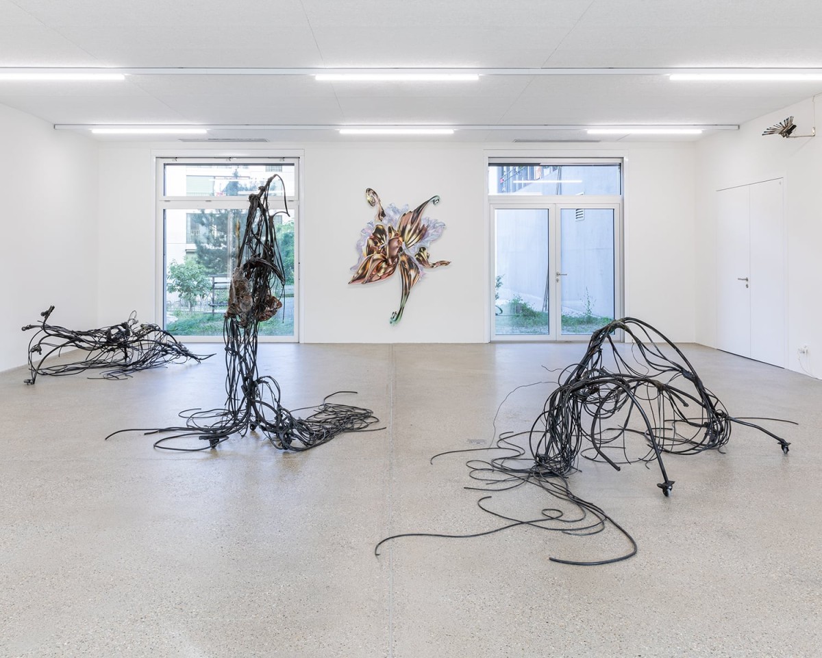 Yein Lee,<strong> </strong><em>Poursuivant / Pursuers</em>, installation composée de trois sculptures sur roulettes en câbles électrique, dimensions variables, 2024, photo : Théo Dufloo.